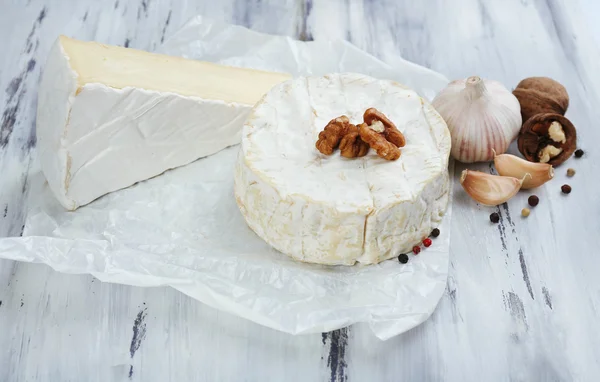 Queijo italiano saboroso na mesa de madeira — Fotografia de Stock