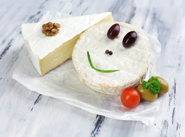 Sabroso queso italiano sobre mesa de madera — Foto de Stock