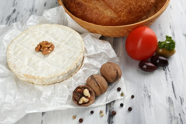 Gustosi formaggi italiani e pane sulla tavola di legno — Foto Stock