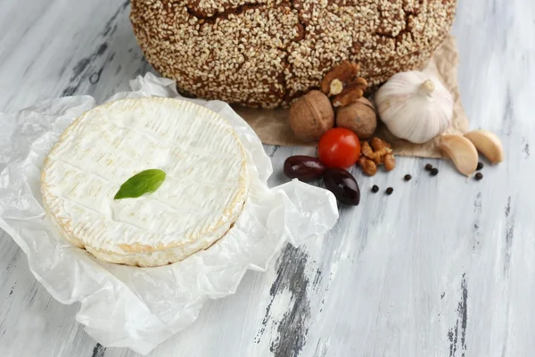 Gustosi formaggi italiani e pane sulla tavola di legno — Foto Stock