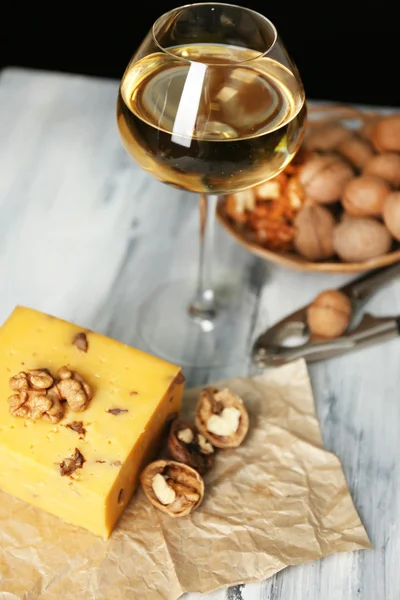 おいしいイタリア産チーズ、木製テーブルの上のツルのガラス — ストック写真