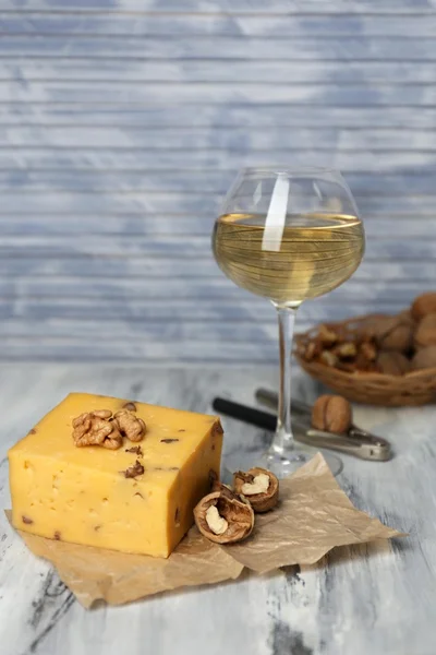 맛 있는 이탈리아 치즈와 포도 나무 테이블에 나무의 유리 — 스톡 사진