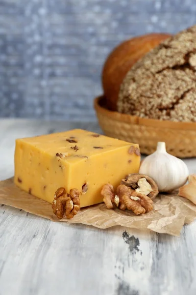 Smakelijke Italiaanse kaas en brood op houten tafel — Stockfoto