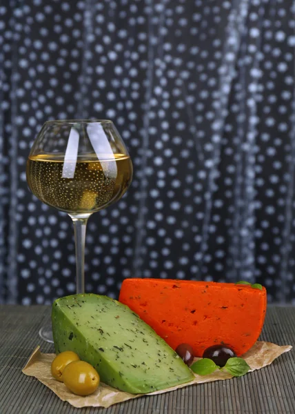 Italian cheese pesto and glass of wine, on wooden table — Stock Photo, Image