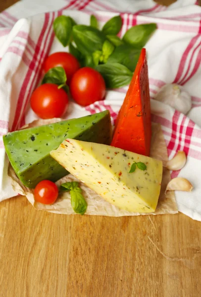 Queso italiano diferente sobre mesa de madera —  Fotos de Stock