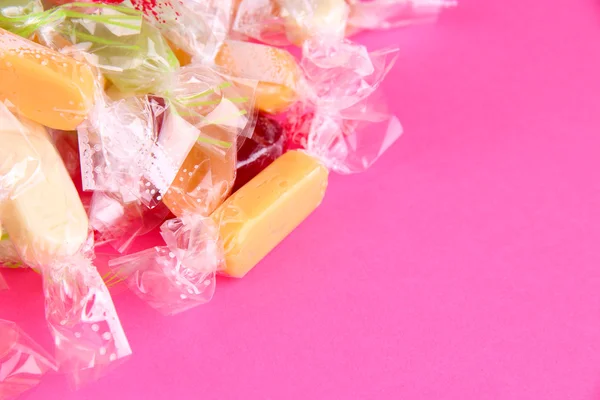 Doces saborosos no fundo rosa — Fotografia de Stock