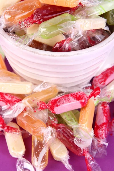 Вкусные конфеты в кружке на столе вблизи — стоковое фото