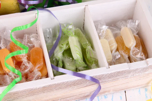 Вкусные конфеты в коробке на столе вблизи — стоковое фото