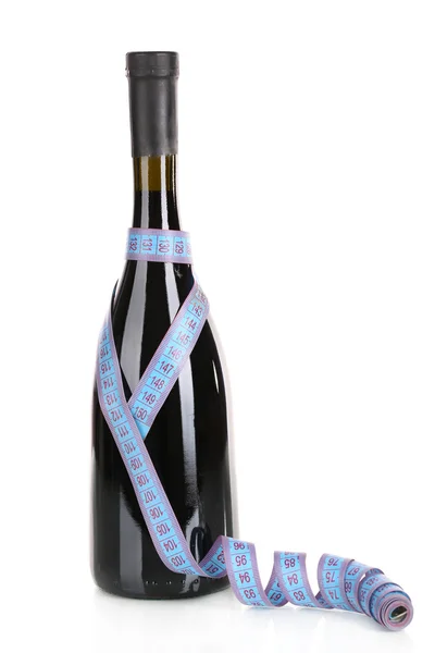 Botella de vino y cinta métrica aislada en blanco — Foto de Stock