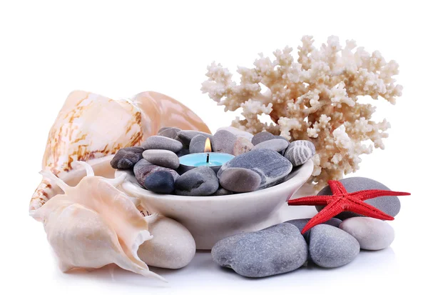 Spa taşlar, mum, üzerinde beyaz izole balık, mercan ve yıldız ile kompozisyon — Stok fotoğraf