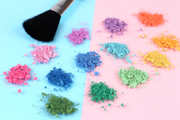 Rainbow crushed eyeshadow and professional make-up brush close up — Stock Photo, Image