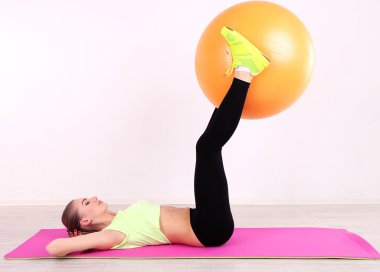 Spor salonunda egzersiz yapan güzel bir fitness kızı.
