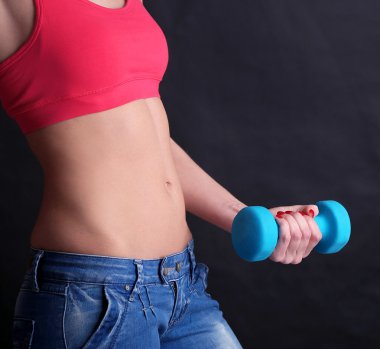 dambıl ile egzersiz genç güzel fitness kız yakın çekim, siyah izole