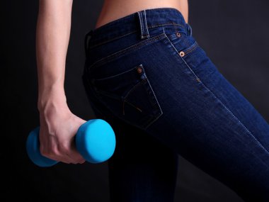 dambıl ile egzersiz genç güzel fitness kız yakın çekim, siyah izole