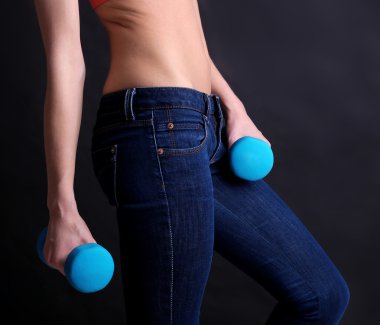 dambıl ile egzersiz genç güzel fitness kız yakın çekim, siyah izole