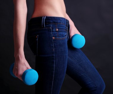 dambıl ile egzersiz genç güzel fitness kız yakın çekim, siyah izole