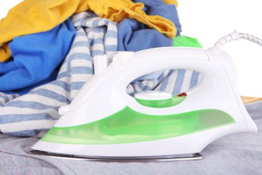 demir ve renkli elbise yığını kapat