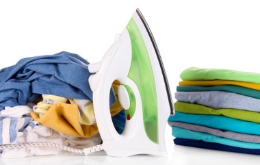 demir ve üzerinde beyaz izole renkli elbise yığını