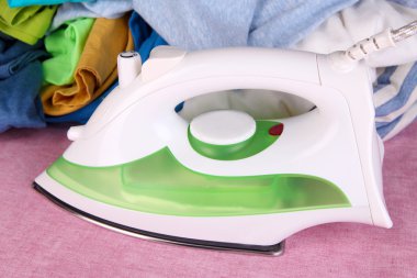 demir ve tablo üzerinde renkli elbise yığını kapat