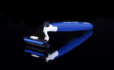 siyah üzerine izole men tıraş makinesi