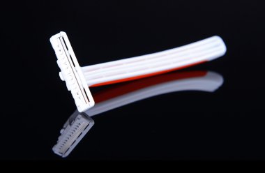 siyah üzerine izole men tıraş makinesi