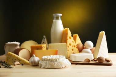 koyu arka plan üzerinde ahşap masa üstünde lezzetli süt ürünleri