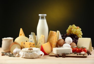 koyu arka plan üzerinde ahşap masa üstünde lezzetli süt ürünleri