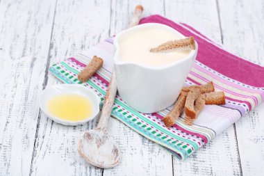 sürahi ahşap masa yakın çekim üzerinde hassas sos