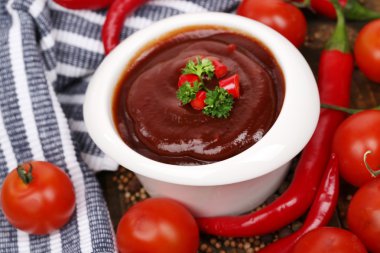 ahşap masa yakın çekim ıslak zeminde domates sosu 