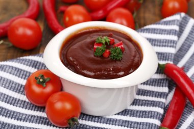 ahşap masa yakın çekim ıslak zeminde domates sosu 