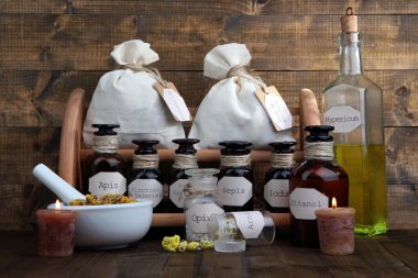 ahşap arka plan etiketi ile tarihi eski eczane şişeleri