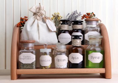 tarihi eski eczane şişeleri ile ışık ahşap zemin üzerinde etiket