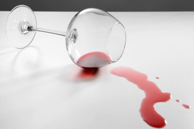 devrilmiş bir bardak şarap üzerine beyaz izole