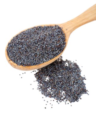 haşhaş tohumu üzerine beyaz izole kaşık içinde