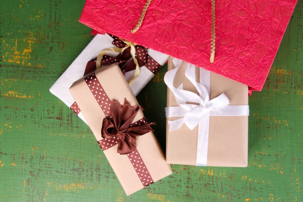 Regalos con bolsa de papel sobre fondo de madera —  Fotos de Stock