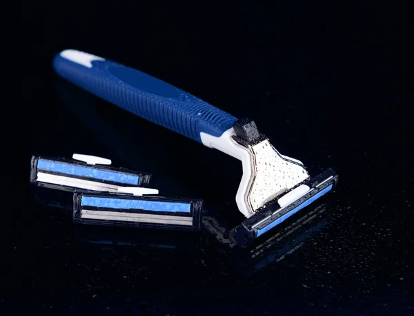 Hombres máquina de afeitar aislado en negro — Foto de Stock