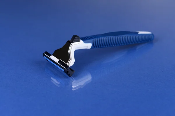 Men  shaver on blue background — Stock Photo, Image