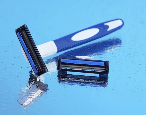 Hombres máquina de afeitar sobre fondo azul claro —  Fotos de Stock