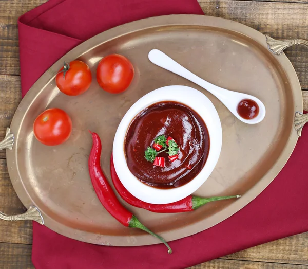 나무 테이블 클로즈업에 그릇에 토마토 소스 — 스톡 사진
