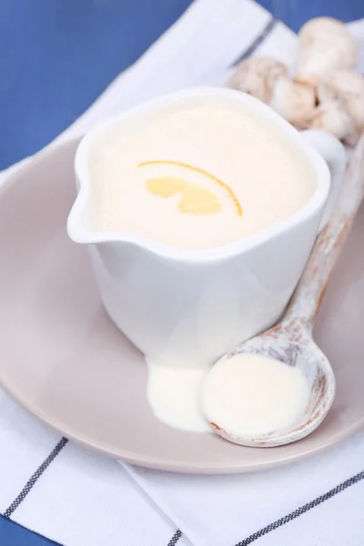 Zarte Sauce im Krug auf Holztisch in Großaufnahme — Stockfoto