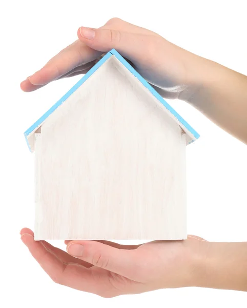 Pequeña casa de madera en manos aisladas en blanco — Foto de Stock