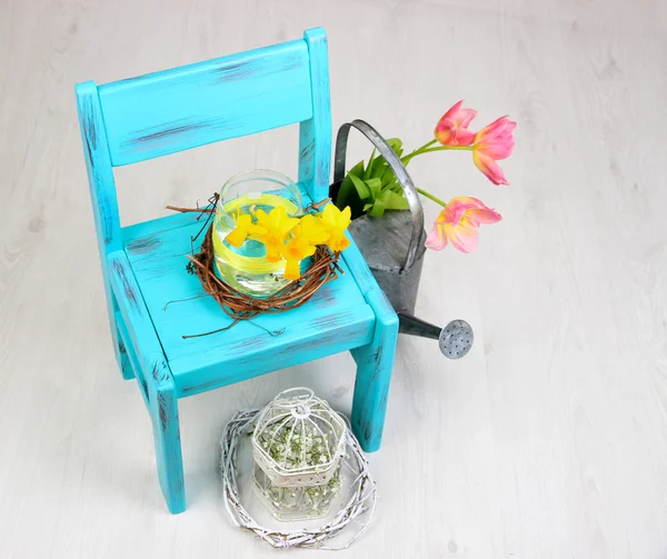 美丽的春天的花朵，蓝色旧木椅子上 — 图库照片