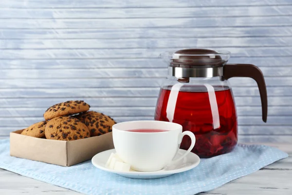 Pot kruiden thee en koekjes op tafel — Stockfoto