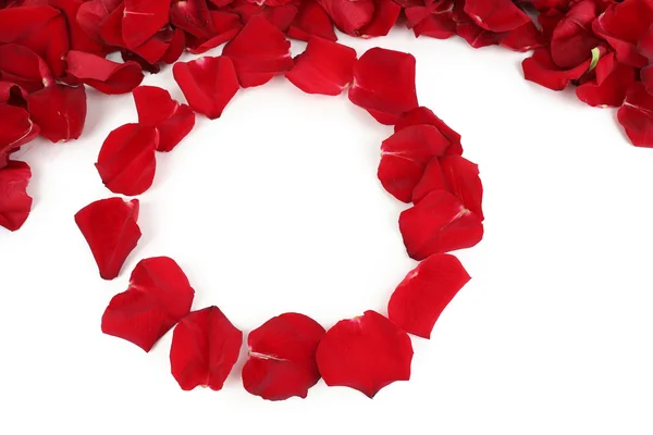 美しい赤いバラの花びら、白で隔離されます。 — ストック写真