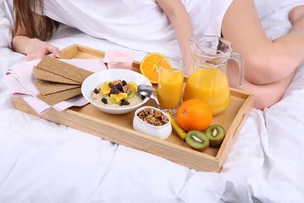 軽めの朝食とベッドの中で女性 — ストック写真