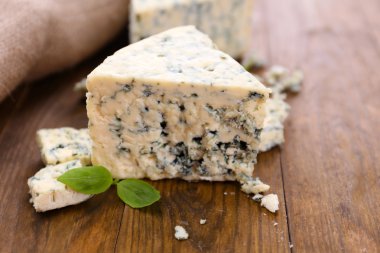 ahşap masa üzerinde fındık ile lezzetli mavi peynir