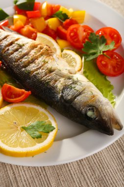 Nefis ızgara balık plaka üzerinde tablo yakın çekim