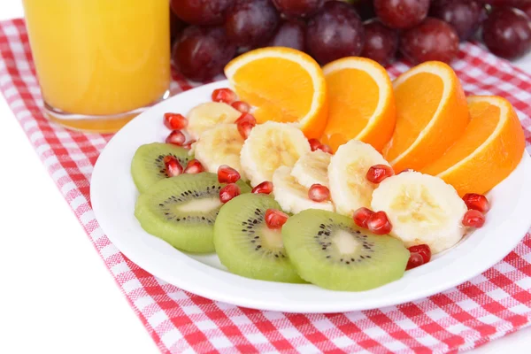 Frutas frescas dulces en el plato en primer plano de la mesa — Foto de Stock