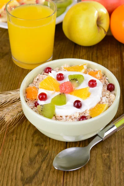 Deliciosa harina de avena con fruta en tazón en primer plano de la mesa —  Fotos de Stock