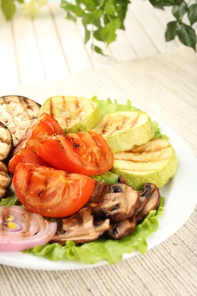 Deliciosos legumes grelhados no prato na mesa close-up — Fotografia de Stock